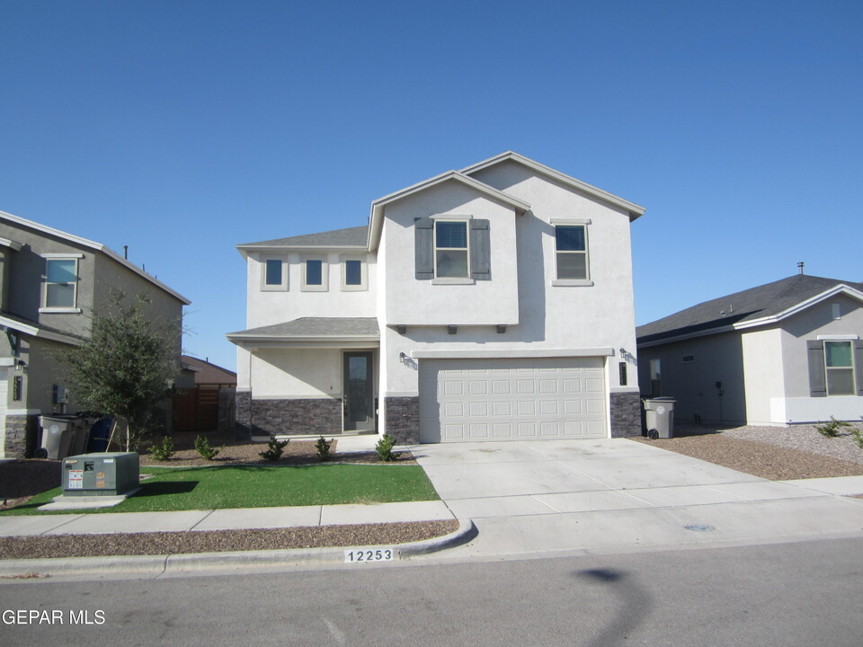 12253 Desert Cliff Ct in El Paso, TX - Foto de edificio