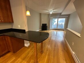 40 Medford St, Unit 1 in Chelsea, MA - Foto de edificio - Building Photo