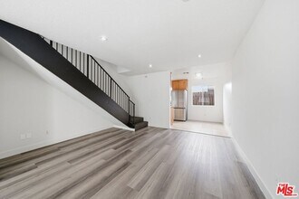 6616 Sylmar Ave in Los Angeles, CA - Building Photo - Building Photo