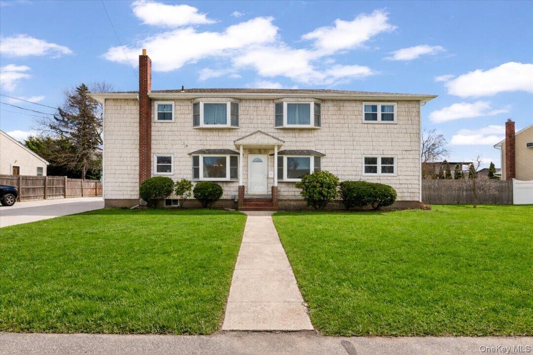 1461 10th St in West Babylon, NY - Building Photo