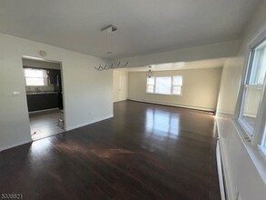 114 Newark Way in Maplewood, NJ - Building Photo - Building Photo