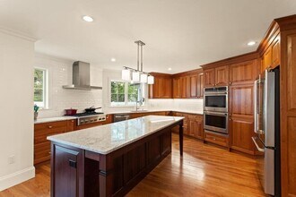 150 Country Club Rd in Newton, MA - Foto de edificio - Building Photo