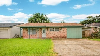 811 W 7th St in Freeport, TX - Building Photo