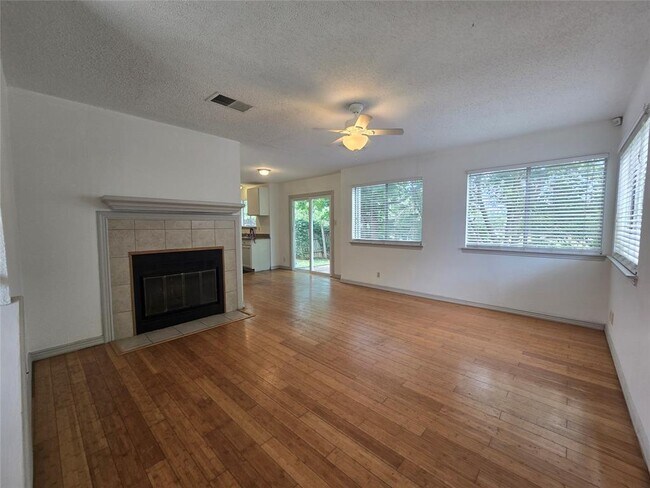 807 Meadowcreek Dr in Round Rock, TX - Building Photo - Building Photo