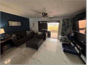 8055 NW 8th St in Miami, FL - Building Photo - Building Photo