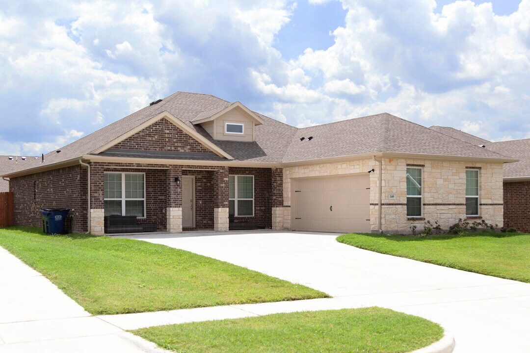 1458 Ponderosa Dr in Waxahachie, TX - Building Photo