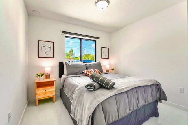 2110 NW 66th St in Miami, FL - Building Photo - Building Photo