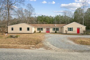 8157 Sheffield Dr in Gloucester, VA - Building Photo