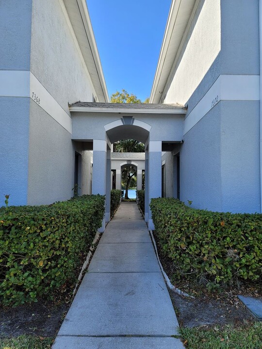 7374 E Bank Dr in Tampa, FL - Building Photo