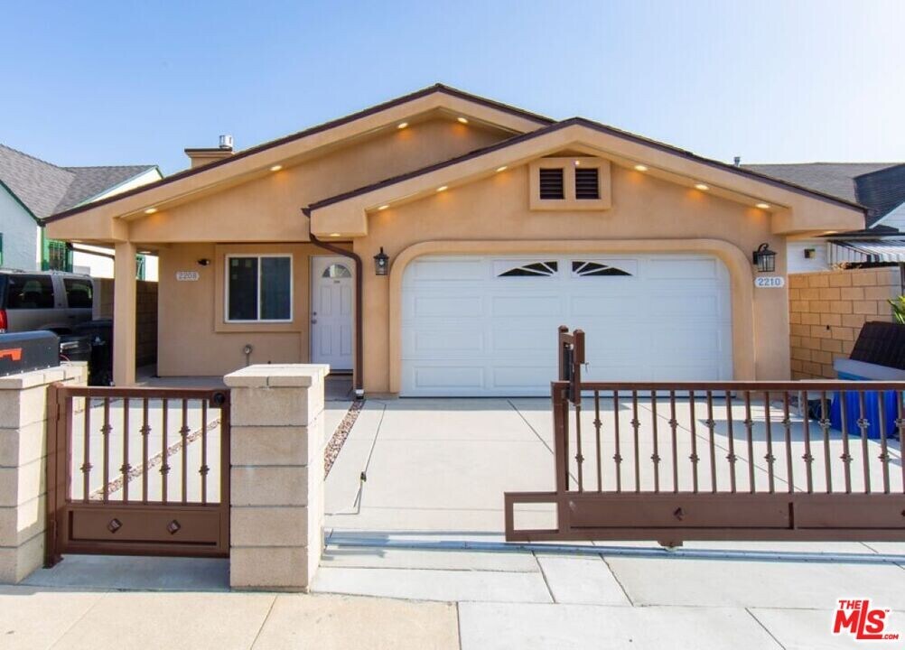 2208 S Harcourt Ave in Los Angeles, CA - Building Photo