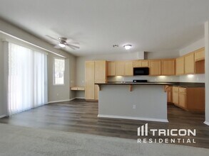 733 Pino Ave in Lancaster, CA - Building Photo - Building Photo