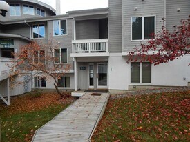 34 Paradise Way in Warren, VT - Building Photo