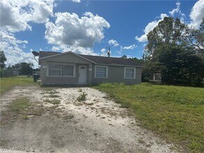 2252 9th Ct in Lehigh Acres, FL - Building Photo - Building Photo