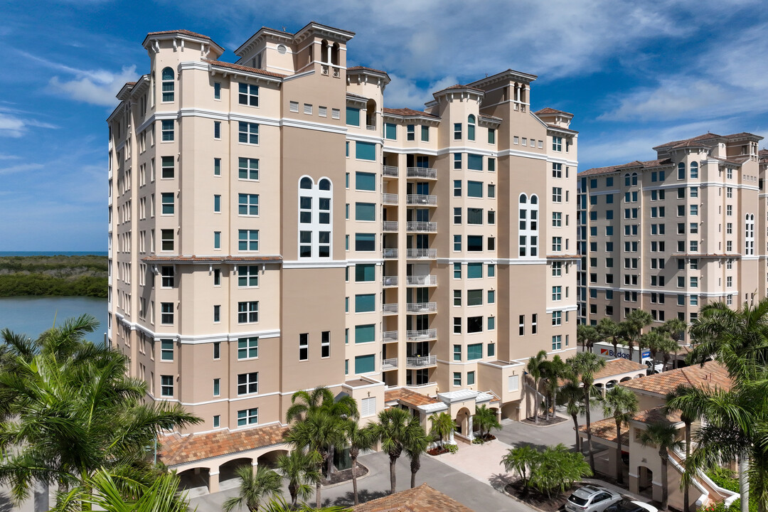 Residences at Pelican Isle Yacht Club in Naples, FL - Foto de edificio