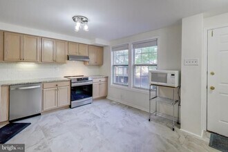 8932 Barrowgate Ct in Potomac, MD - Building Photo - Building Photo