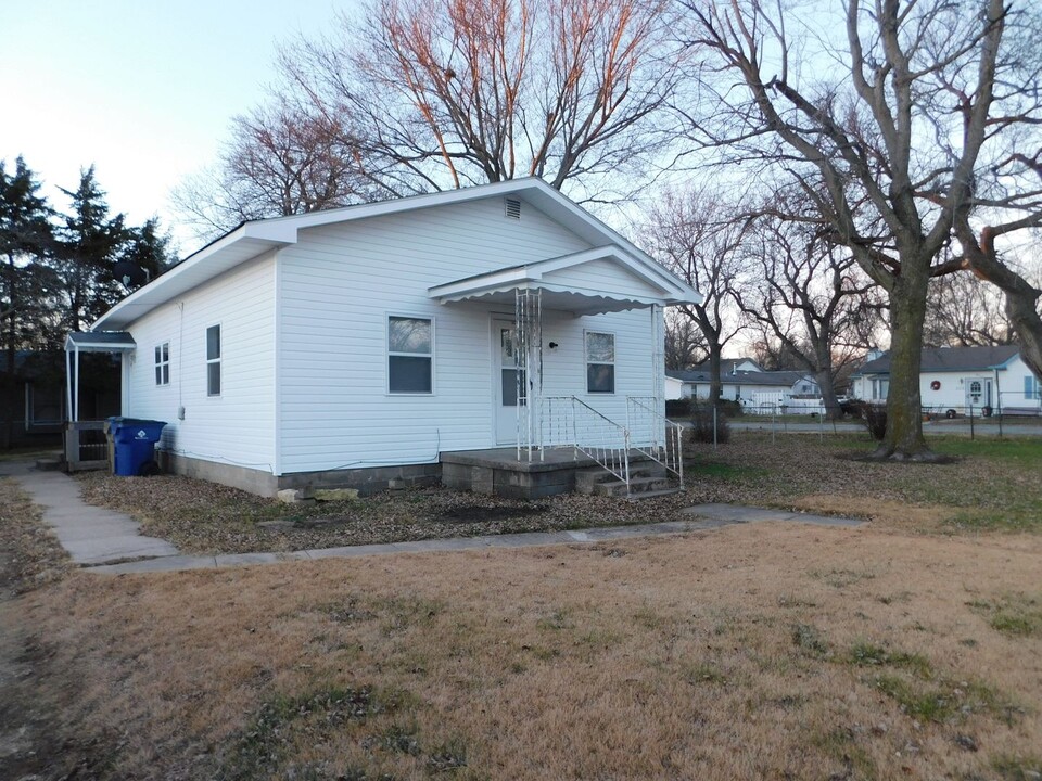 155 Henrie St in Benton, KS - Building Photo