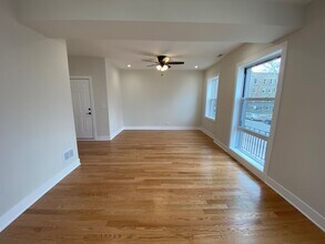 1055 W Pratt Blvd in Chicago, IL - Building Photo - Building Photo