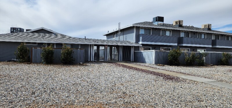 13576 Algonquin Rd-Unit -6 in Apple Valley, CA - Building Photo