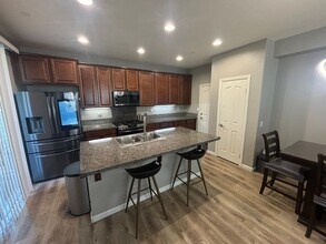 28204 N Via Sonata Dr in Santa Clarita, CA - Foto de edificio - Building Photo