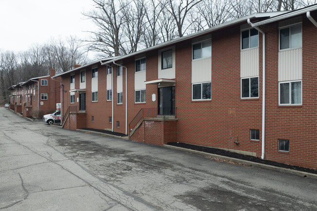 Brooklane Manor Apartments in Greensburg, PA - Building Photo - Building Photo