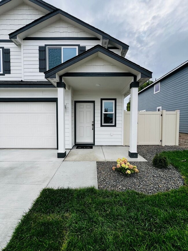 property at 4800 W Oak Ave