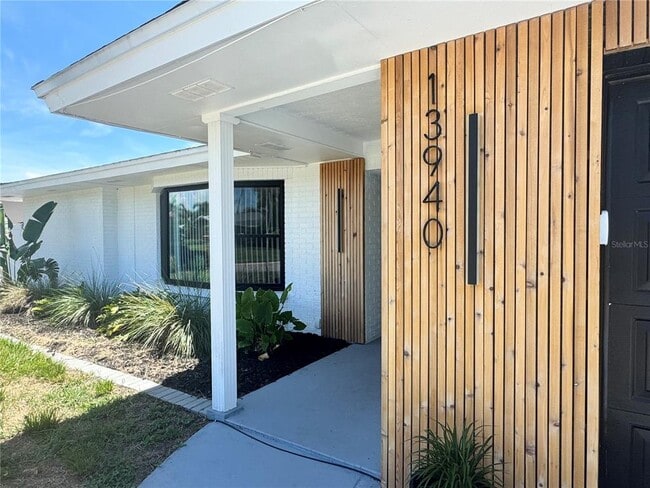 13940 Antigua Dr in Seminole, FL - Building Photo - Building Photo