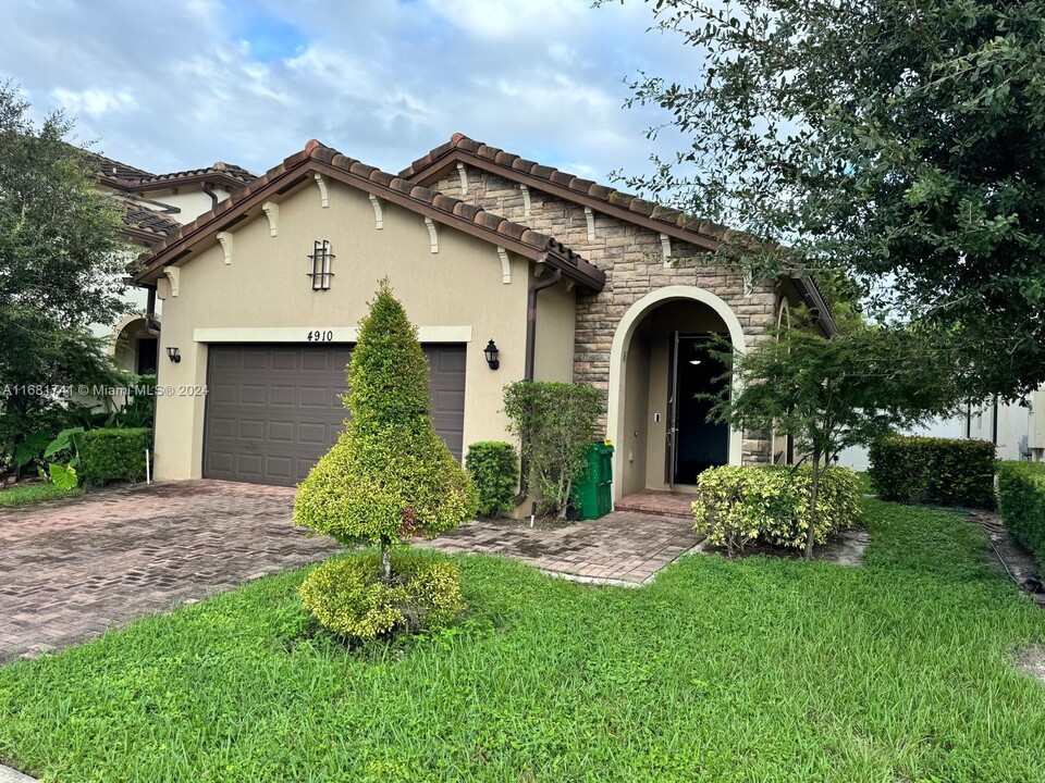 4910 NW 48th Ln in Tamarac, FL - Building Photo