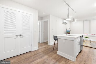 214 Vine St in Philadelphia, PA - Building Photo - Building Photo