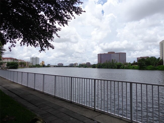 5091 NW 7th St in Miami, FL - Foto de edificio - Building Photo