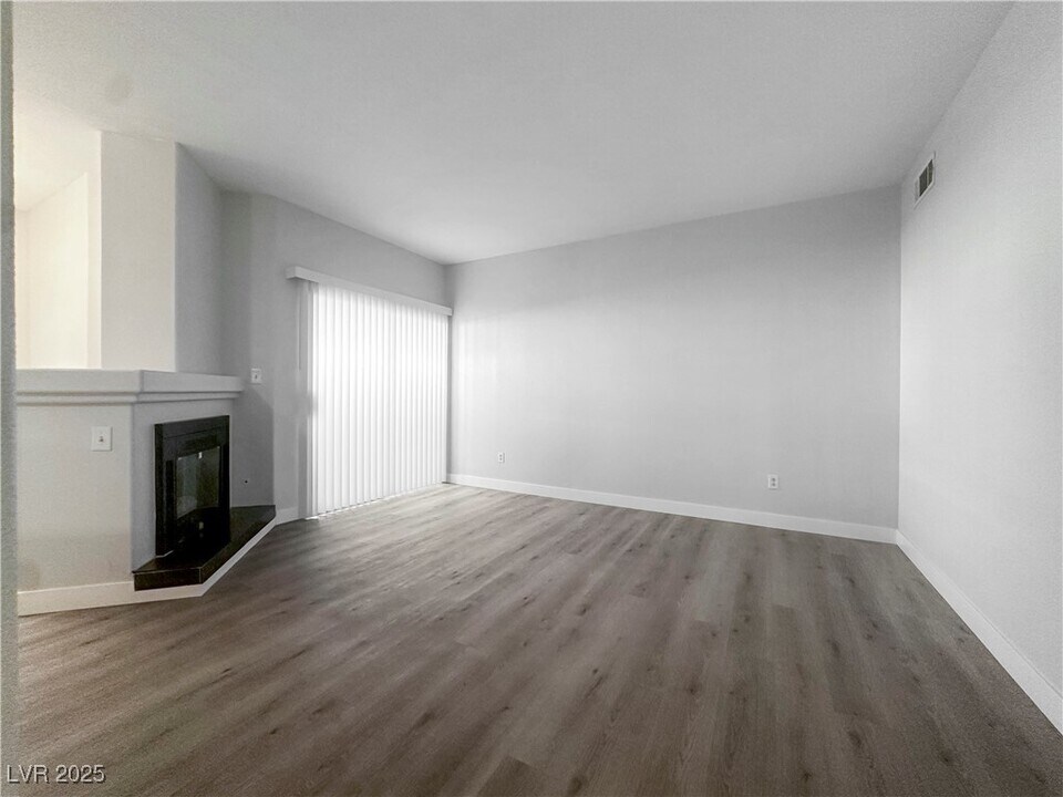5525 W Flamingo Rd in Las Vegas, NV - Building Photo