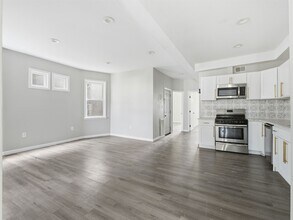 23 Bayview Ave in Jersey City, NJ - Building Photo - Building Photo