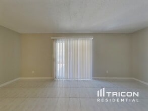 405 Pirinen Ln in Modesto, CA - Foto de edificio - Building Photo