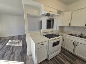 1633 Palm St in Henderson, NV - Building Photo - Building Photo
