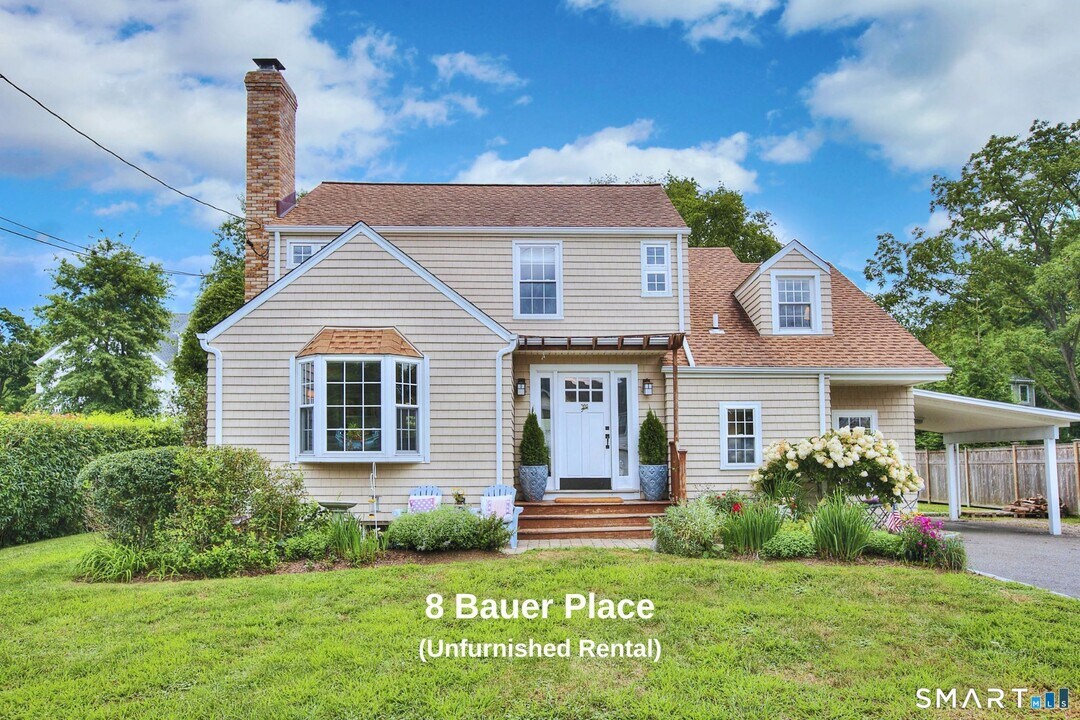 8 Bauer Pl in Westport, CT - Building Photo