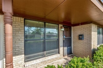 10402 Hollyglen Dr in Houston, TX - Foto de edificio - Building Photo