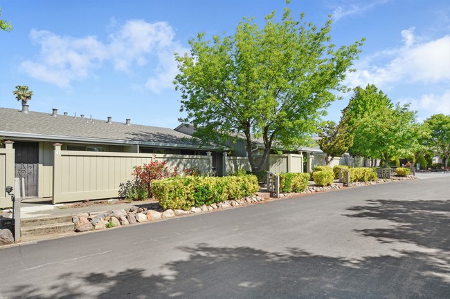 Parkwood Apartments in Santa Rosa, CA - Building Photo - Building Photo