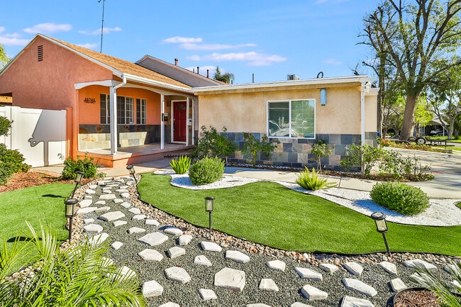 16745 Bermuda St, Unit 1 in Granada Hills, CA - Building Photo - Building Photo