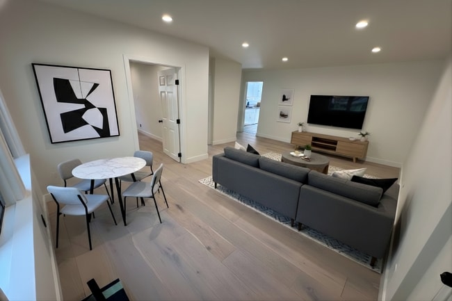 1534 North Mariposa Avenue, Unit 1534