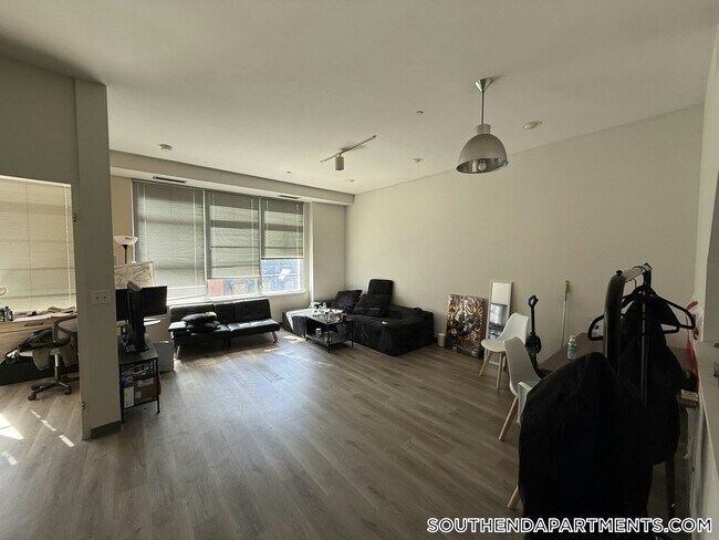 160 E Berkeley St, Unit 512