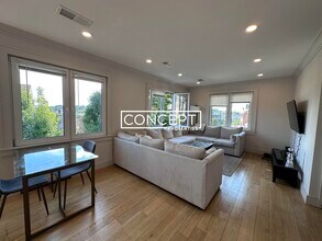 18 Grampian Way, Unit 1 in Boston, MA - Foto de edificio - Building Photo