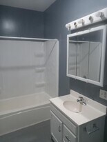 100 Broadway St, Unit 100 Broadway st apt 2 in Shelby, OH - Building Photo