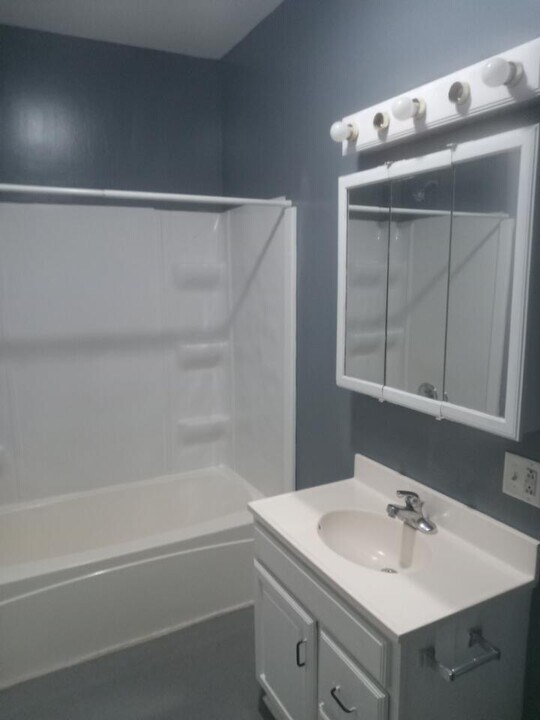 100 Broadway St, Unit 100 Broadway st apt 2 in Shelby, OH - Building Photo