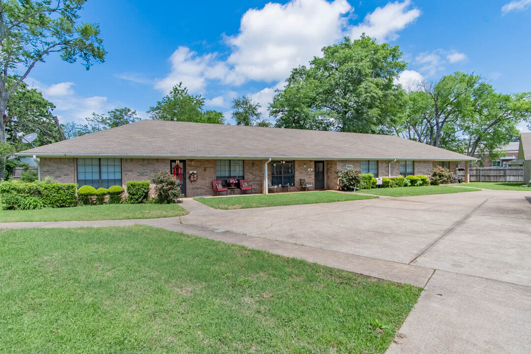 630 James St in Jacksonville, TX - Building Photo