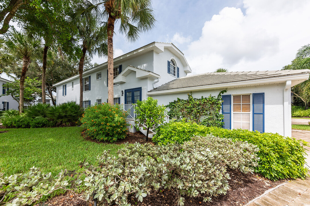 7050 Barrington Cir in Naples, FL - Building Photo