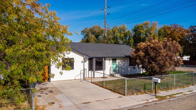 924 E Georgia Ave in Nampa, ID - Building Photo - Building Photo