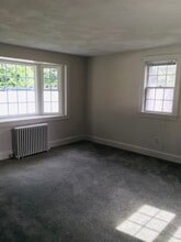 48 Clapboardtree St in Westwood, MA - Foto de edificio - Building Photo