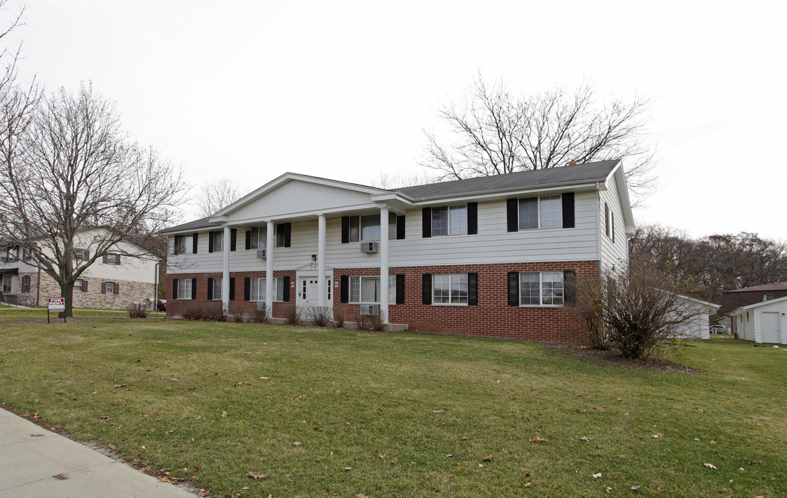 741-747 E Imperial Dr in Hartland, WI - Foto de edificio