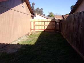 793 W Nevada Cir in Tulare, CA - Building Photo - Building Photo