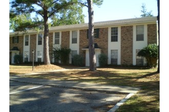 Colonial Manor Apartments in Pascagoula, MS - Building Photo - Building Photo