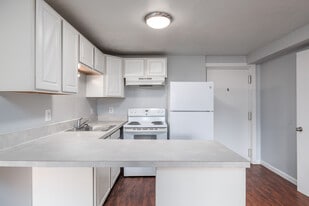 Wellington Manor Apartments in Liverpool, NY - Building Photo